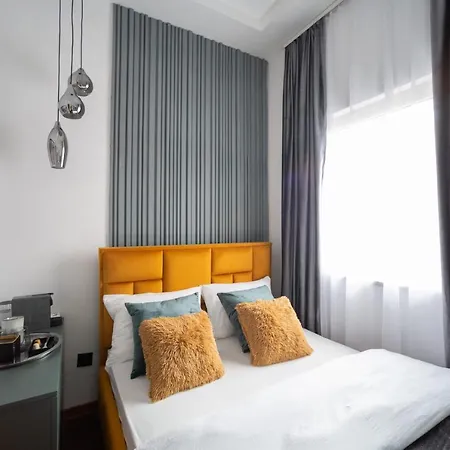 Pedestrian Street Center Of Belgrade - Mini Rooms With Paid Parking 2*